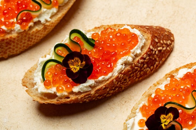 Бутерброды с красной икрой и творожным сыром