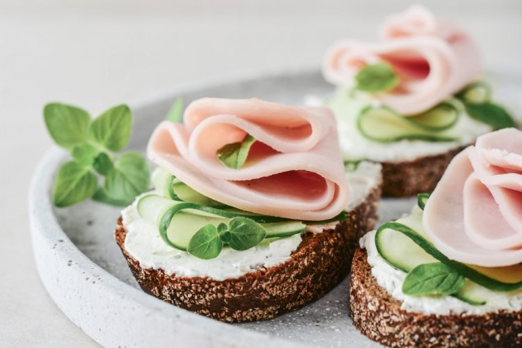 Бутерброды с ветчиной и огурцами