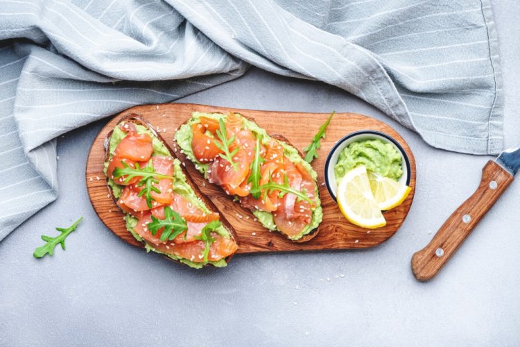 Бутерброды с авокадо и лососем