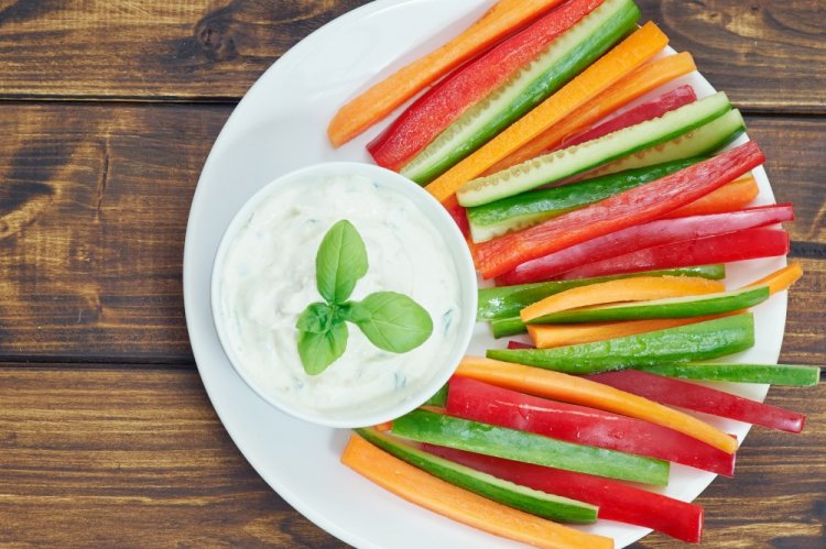 Овощные палочки с йогуртовым соусом