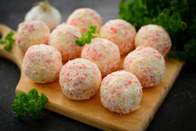 Новогодние шарики из крабовых палочек