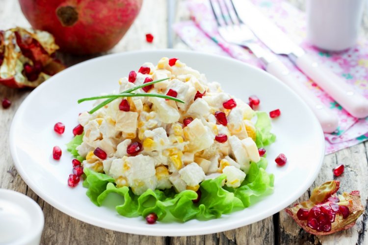 Салат с курицей, ананасами и кукурузой