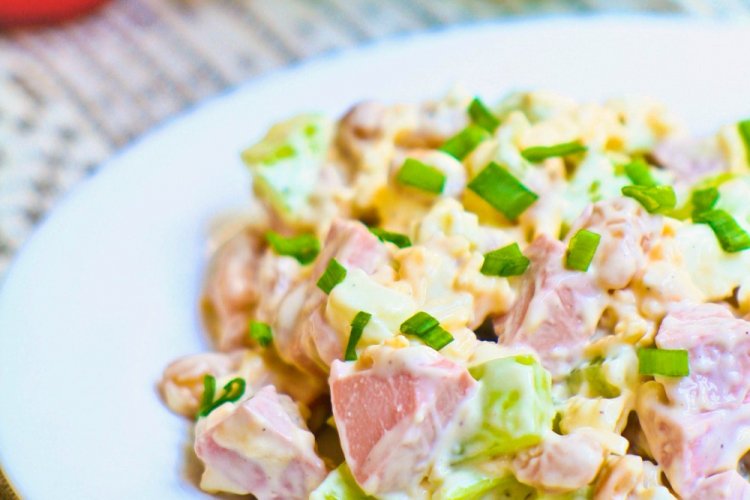 Салат с ветчиной и ананасами