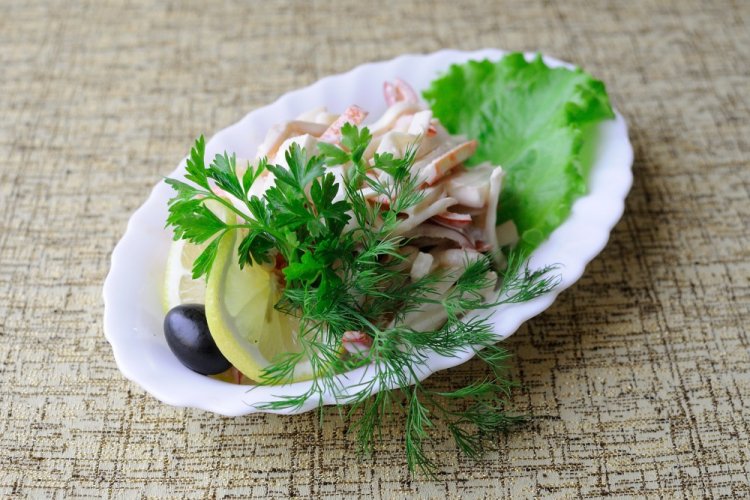 Салат с кальмарами и креветками
