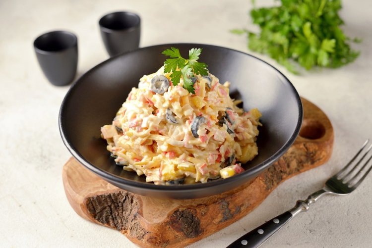 Салат с крабовыми палочками и ананасами