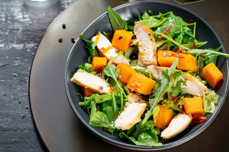 Салат с курицей и тыквой