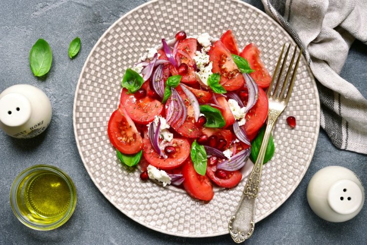 Салат с помидорами и гранатом