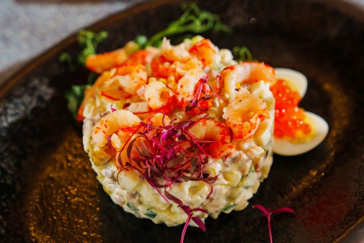 Салат с креветками и красной икрой на Новый год