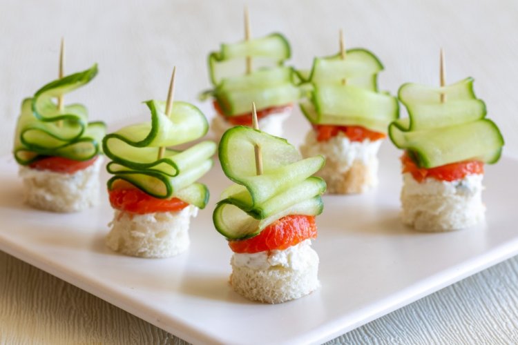 Канапе с семгой и огурцами