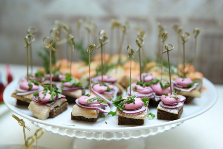 Канапе с сельдью и киви