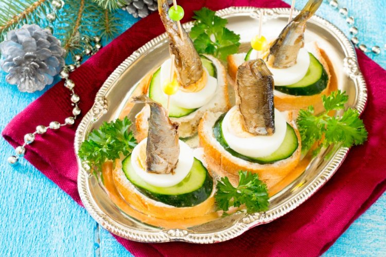 Новогодние канапе со шпротами ,яйцами и огурцами