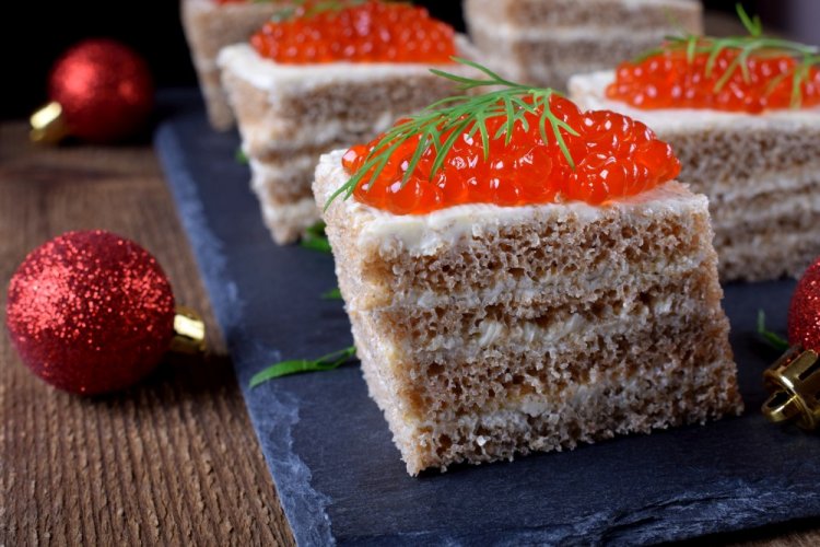 Канапе с авокадо, красной рыбой и икрой