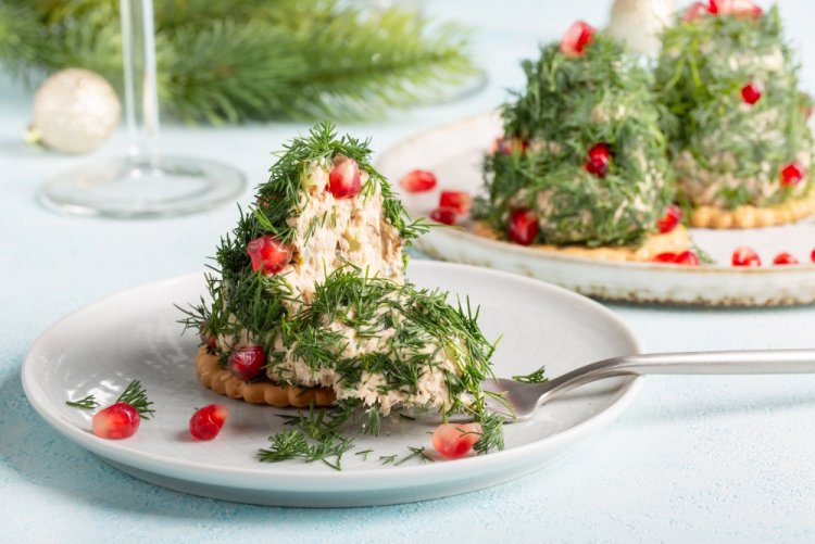 Канапе с кремом из крабовых палочек на крекерах