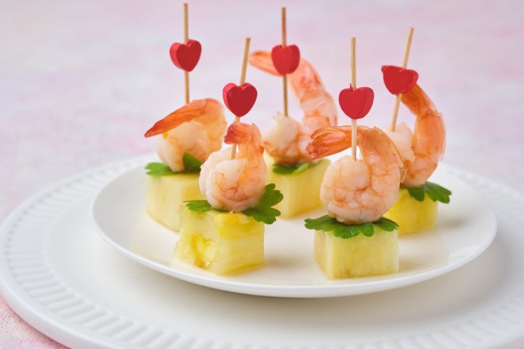 Канапе с креветками и ананасами