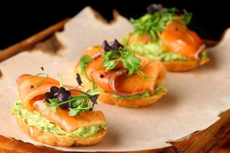 Канапе с авокадо и лососем