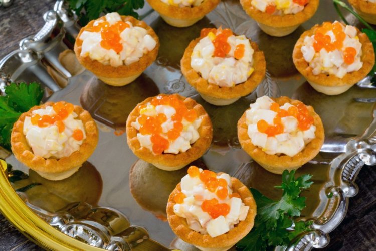 Тарталетки с кальмарами и красной икрой