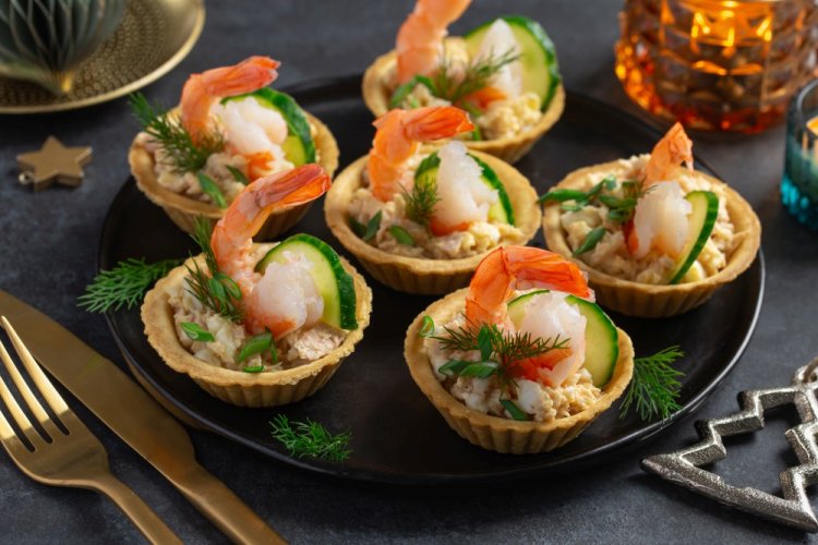 Тарталетки с креветками и огурцом