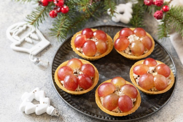 Тарталетки с курицей и виноградом