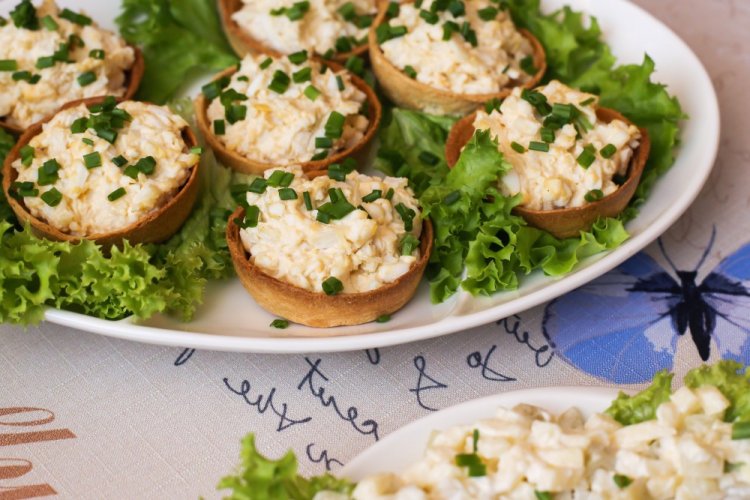 Тарталетки с ветчиной и плавленым сыром