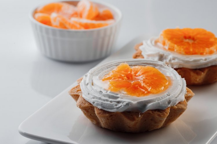 Тарталетки со взбитыми сливками и мандаринами