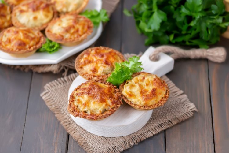 Тарталетки с грибами под сыром