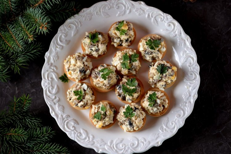 Тарталетки с индейкой и гранатом