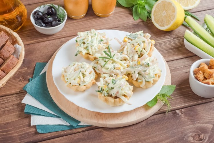 Новогодние тарталетки с кальмарами и огурцами