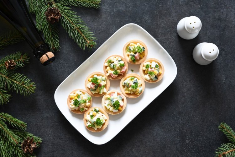 Тарталетки с крабовыми палочками и авокадо