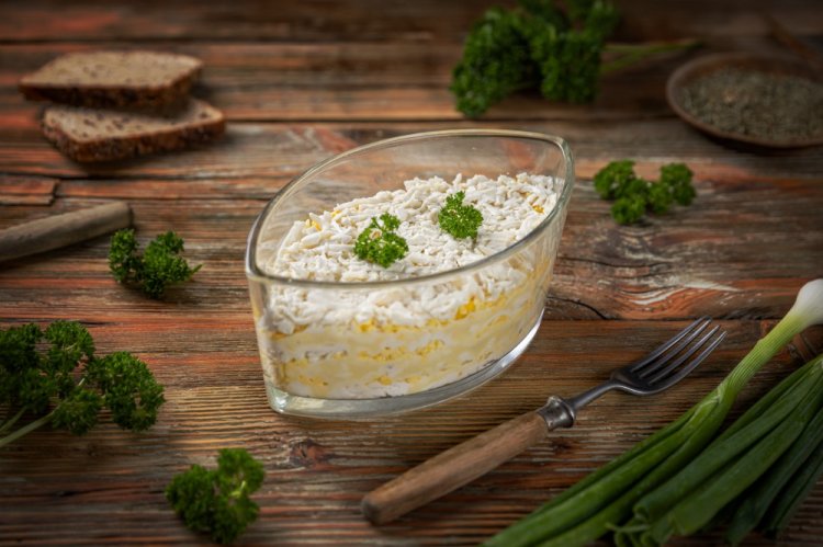 Слоеный салат с яблоками и сыром на Новый год