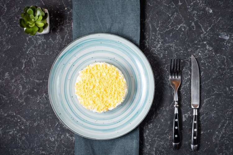 Слоеный салат с кальмарами и огурцами