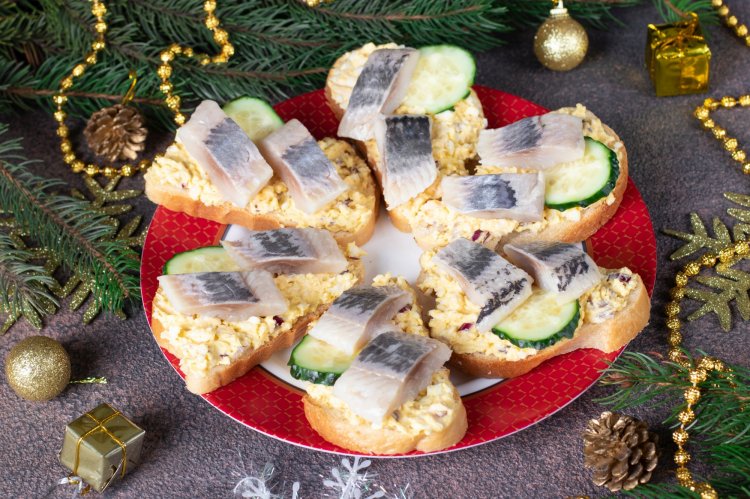 20 потрясающих рецептов бутербродов на Новый год 2026