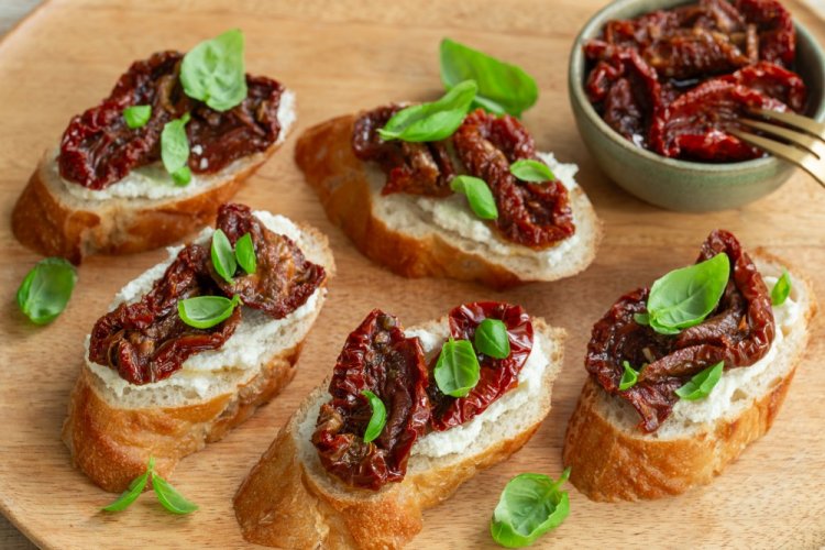 Бутерброды с творожным сыром и вялеными помидорами