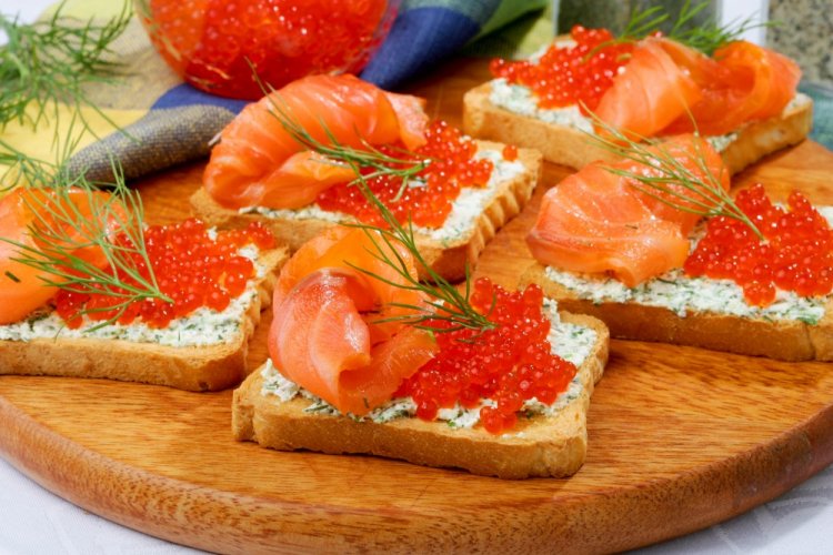 Бутерброды с семгой и красной икрой на Новый год