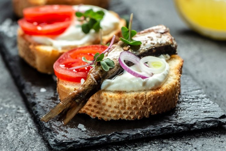 Бутерброды со шпротами и помидорами