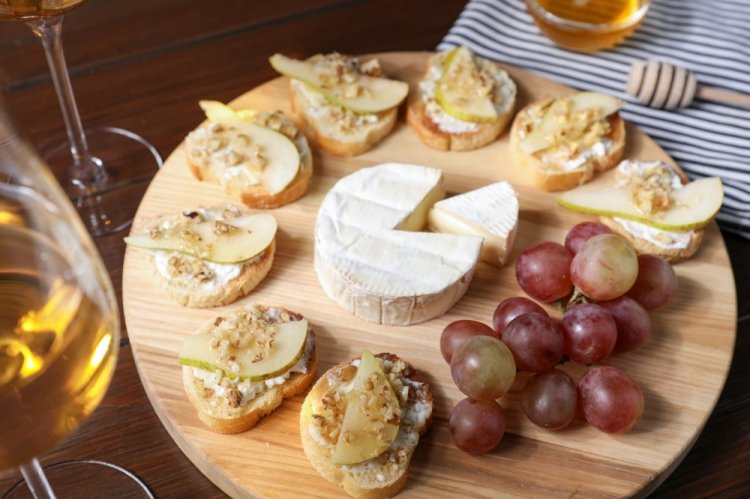 Бутерброды с грушей и сыром Бри