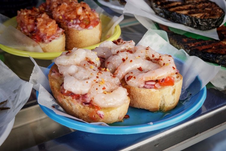 Бутерброды с креветками и овощами