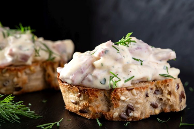 Новогодние бутерброды с кальмарами и сыром