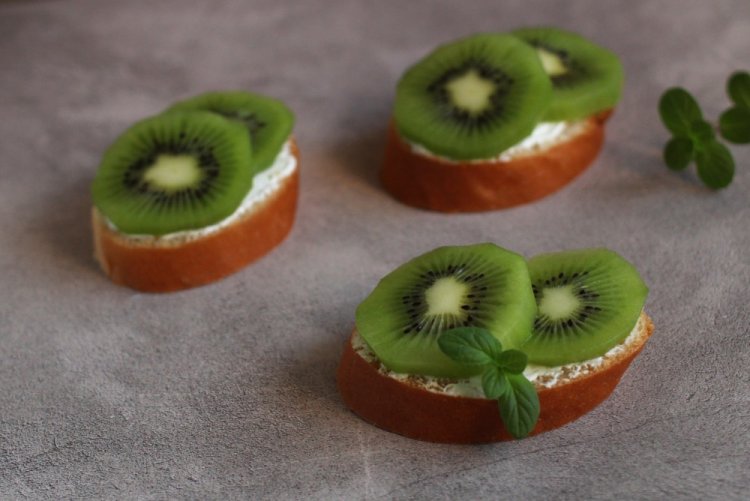 Бутерброды с плавленым сыром и киви на Новый год