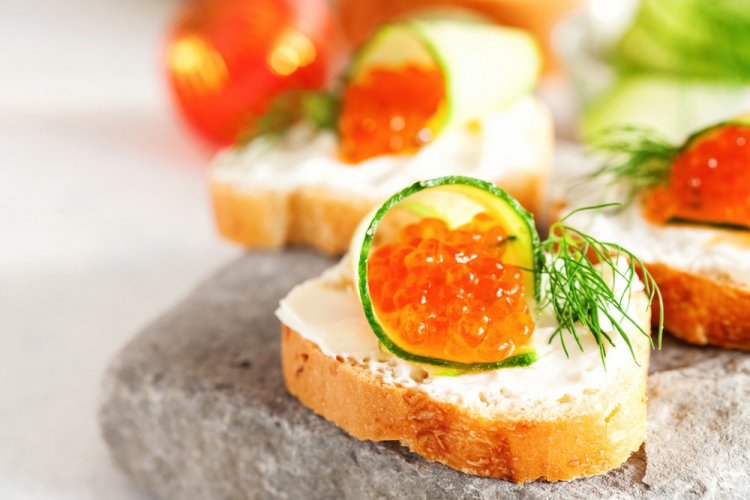 Бутерброды с красной икрой и творожным сыром