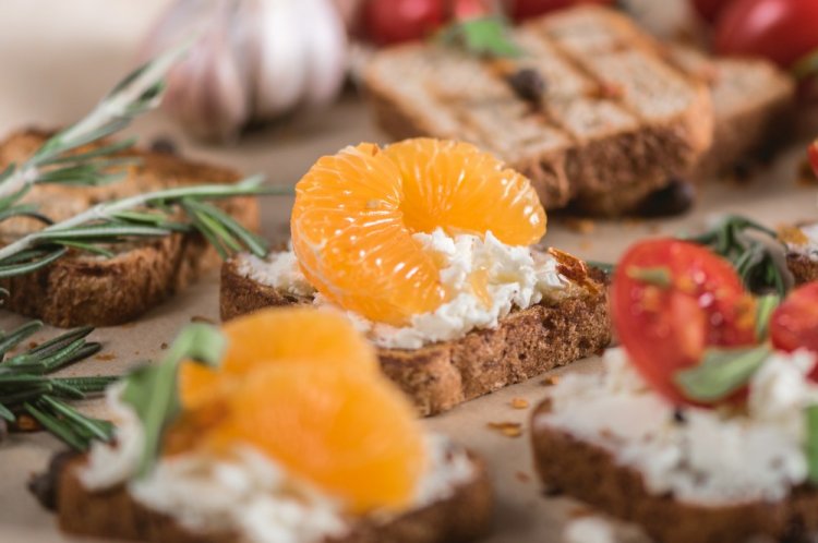 Бутерброды с творогом, мандаринами и финиками