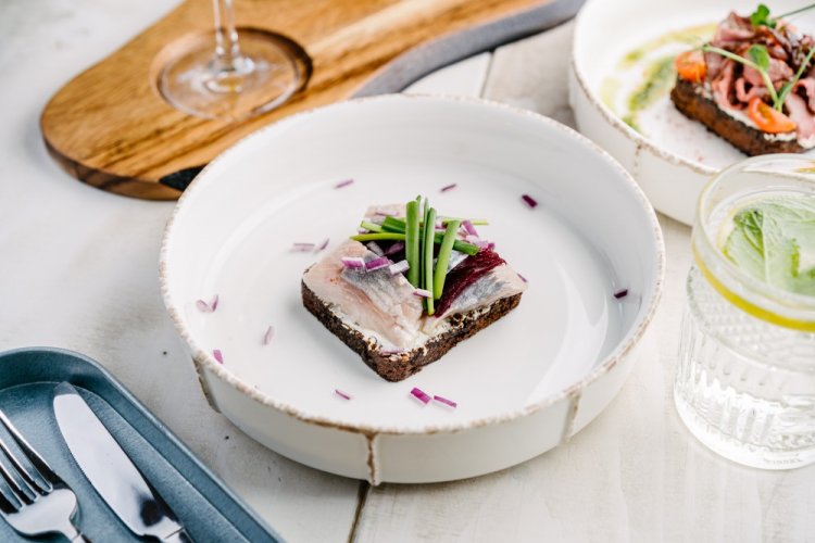 Бутерброды с сельдью и маринованными огурцами на Новый год