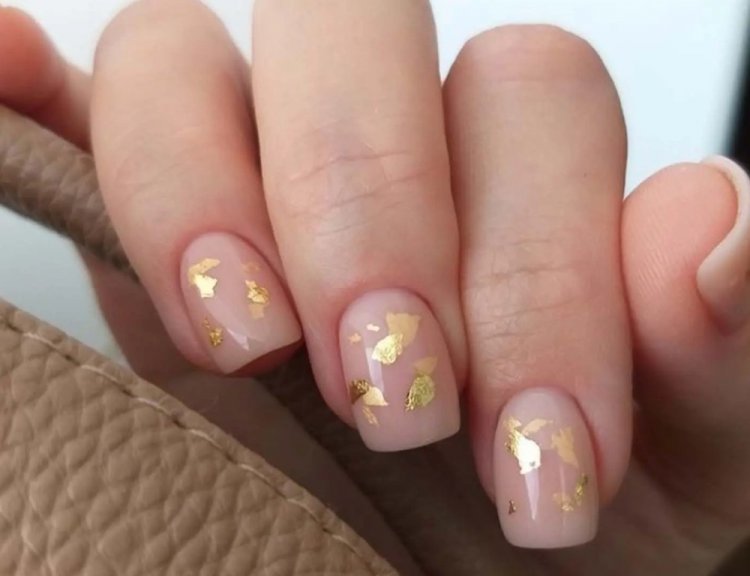 Маникюр с поталью