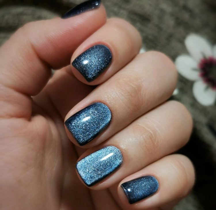 Маникюр «Кошачий глаз» в холодных оттенках