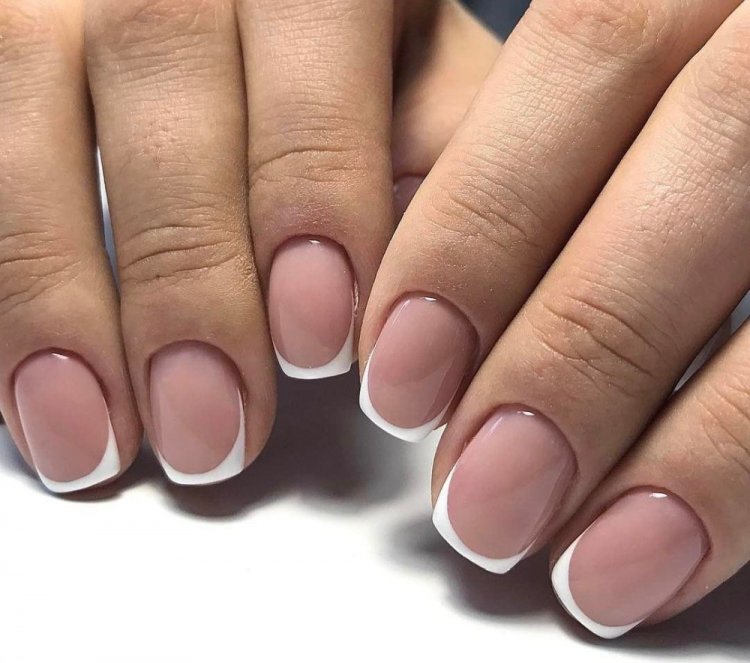 Белый френч с тонкой «улыбкой»