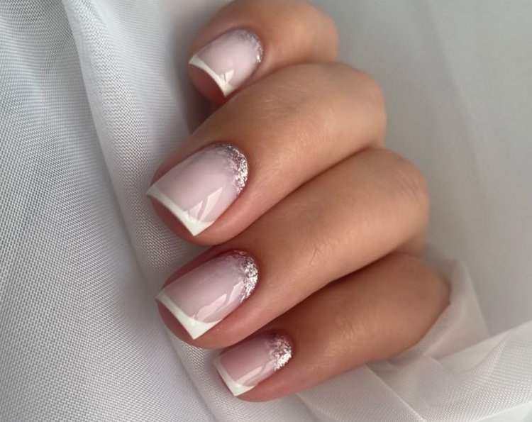 Белый френч с тонкой «улыбкой»