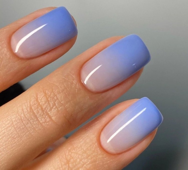 Голубое омбре на короткие ногти