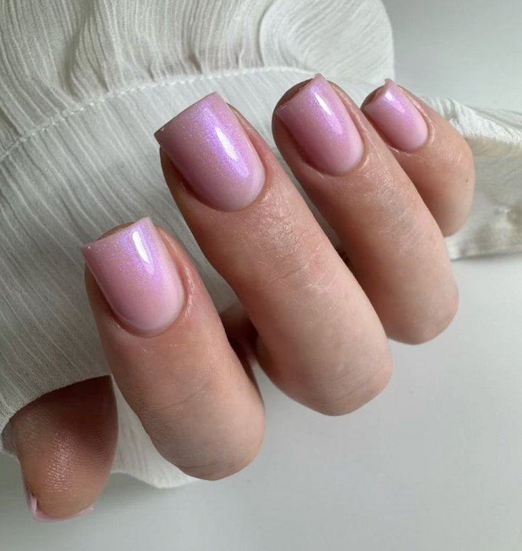 Перламутрово-розовый маникюр