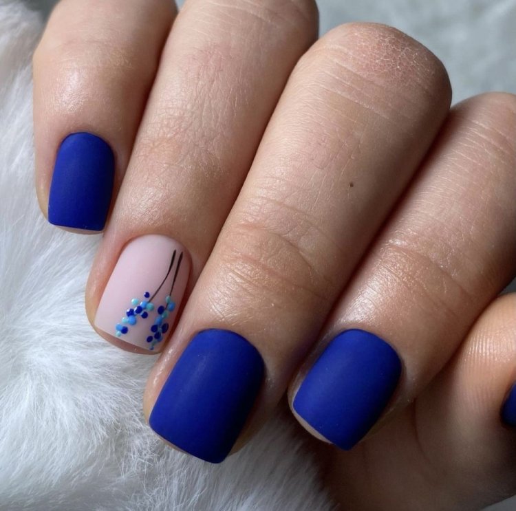 Матовый сапфировый маникюр на короткие ногти