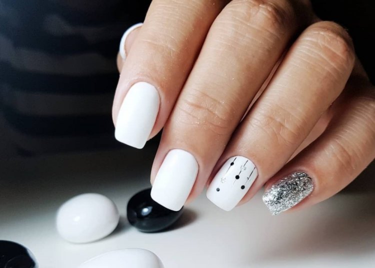 Белоснежный зимний маникюр