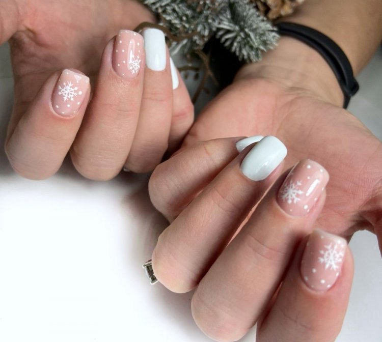 Белые объемные снежинки на ногтях